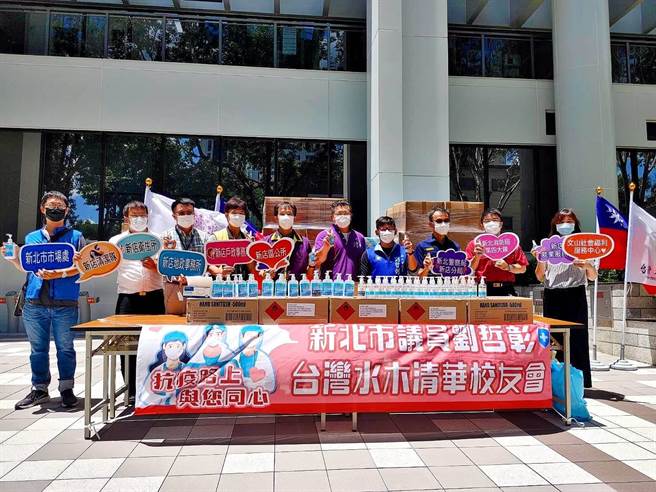 三级警戒延长至7月26日，新北市议员刘哲彰媒合台湾水木清华校友会今（19日）捐赠防疫物资给新店区公所、新店警分局、消防局第四大队、区内市场自治会等单位。（刘哲彰服务处提供）