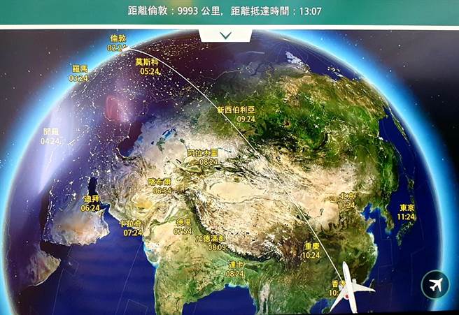 英国以LOTR酌情安排港人入境至今天截止。《香港国安法》实施以来，香港机场净出境13.9万人。图为国泰航空班机香港飞往英国伦敦的航迹图。（蓝孝威摄）