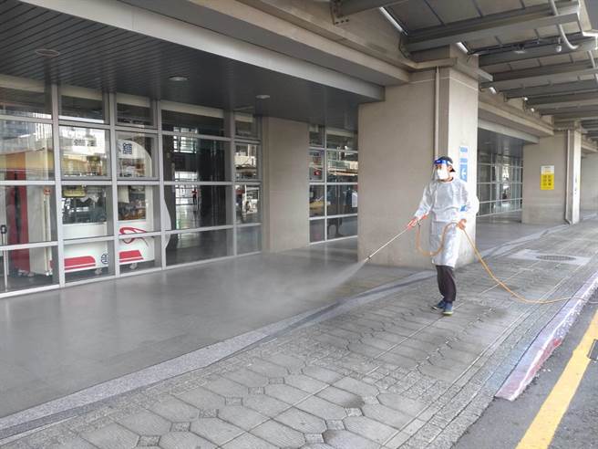 屏縣府於確診者足跡完成消毒。(屏縣府提供)