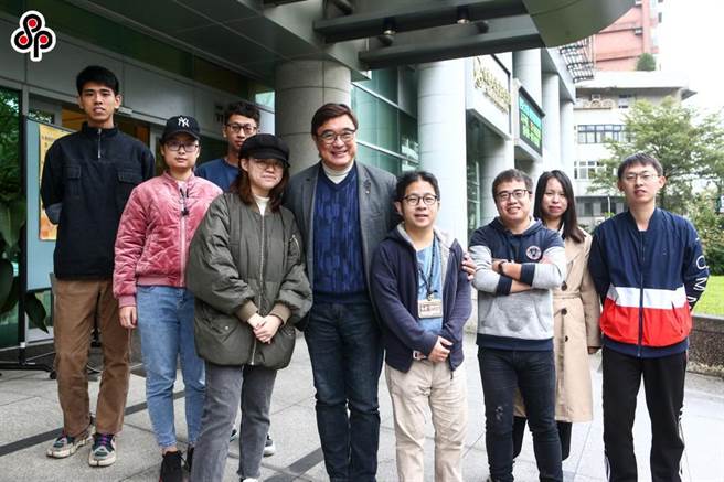 世新大学副校长李功勤与陆生合影。（本报资料照片）