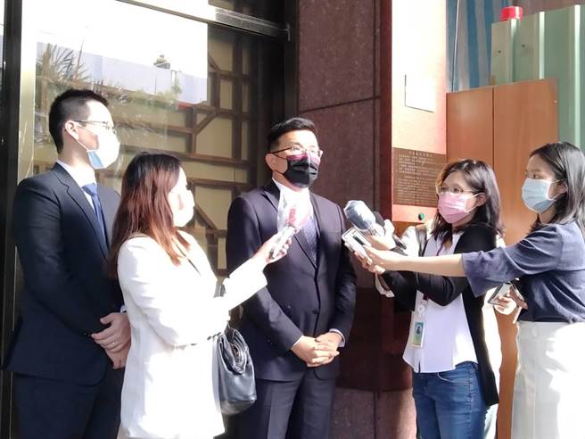 联昌电子委托律师到北检控告前董事长黄育仁。(陈志贤摄)