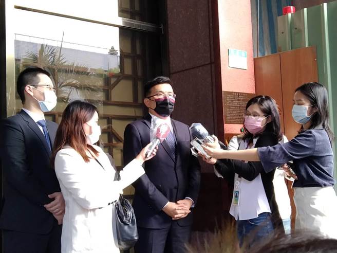 联昌电子委托律师到北检控告前董事长黄育仁。(陈志贤摄)