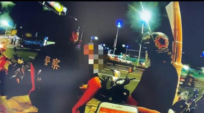 警方在高雄火车站周围找了1个小时，最后在速食店前寻获老翁的机车。（翻摄照片／石秀华高雄传真）