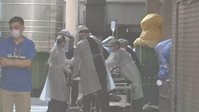 苗栗县头份市祥越兴业公司氨气瓶爆炸，造成3员工1死2伤，员工协助抢救伤者。（读者提供／谢明俊苗栗传真）