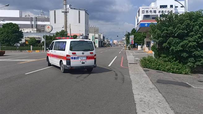 头份市中华路祥越兴业公司19日下午发生氨气瓶爆炸，造成员工1死2伤，都由消防局救护车急送为恭医院抢救中。（读者提供／谢明俊苗栗传真）