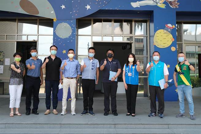 光磊醫療公益基金會在縣議員吳旭智（中）引介，19日捐贈25台電腦給新竹縣。（吳旭智提供／羅浚濱新竹傳真）