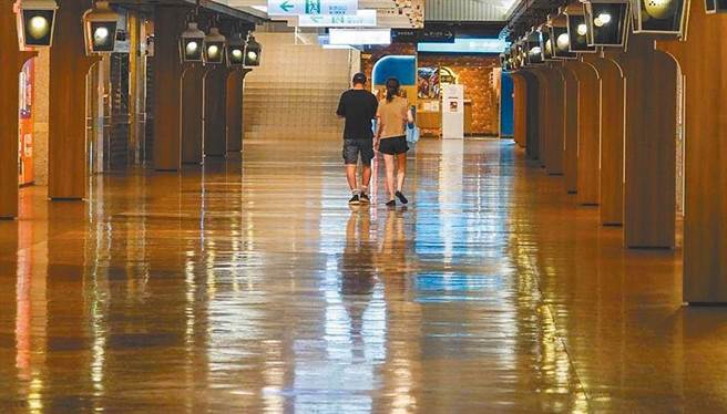 新北市19日再公布新一波微解封开放指引，漫画店跟光碟出租店，19日起开放可外借外送，但採预约制，消费者不能进出店家。（本报资料照片）