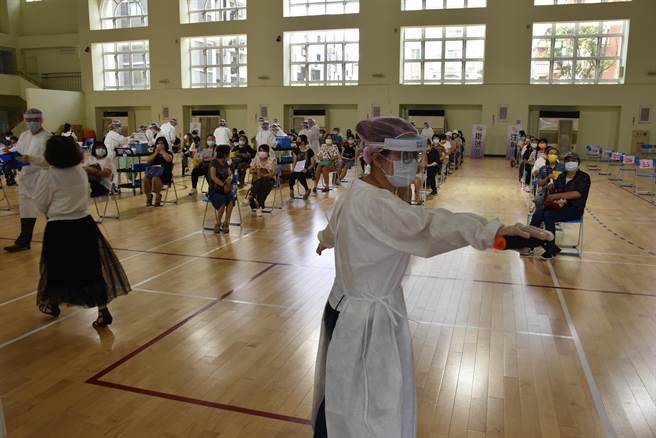 苗栗县政府卫生局将在苗栗文华国小等7个地点设置大型接种站，从23日起替第3轮登记民眾打疫苗。（谢明俊摄）