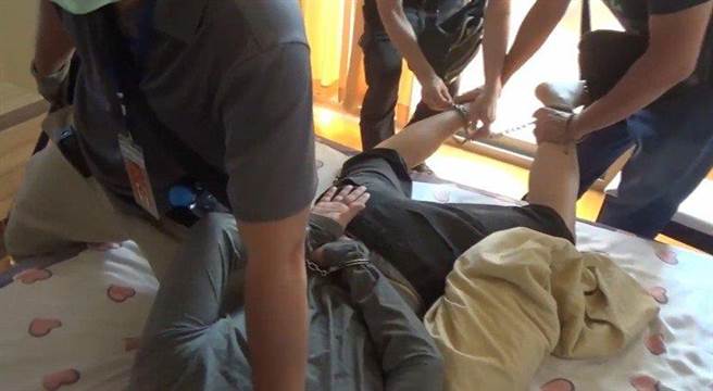 台南市前市議員曾順良2013年時服務處、住處遭人開19槍，涉案5人陸續被警逮捕，也先後入監服刑，其中槍手吳男遭判3年8月卻發監未到，刑事局南部打擊犯罪中心、台南市刑大等單位接獲線報，在安平區某大樓套房逮到逃亡5年多的吳男，以及協助藏匿的陳姓妻子，歸案後已發監服刑。(翻攝照片／劉宥廷高雄傳真)