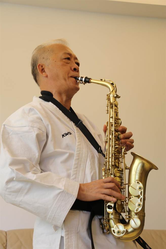 郑茂林允文允武，还会吹萨克斯风。(新北市社会局提供)