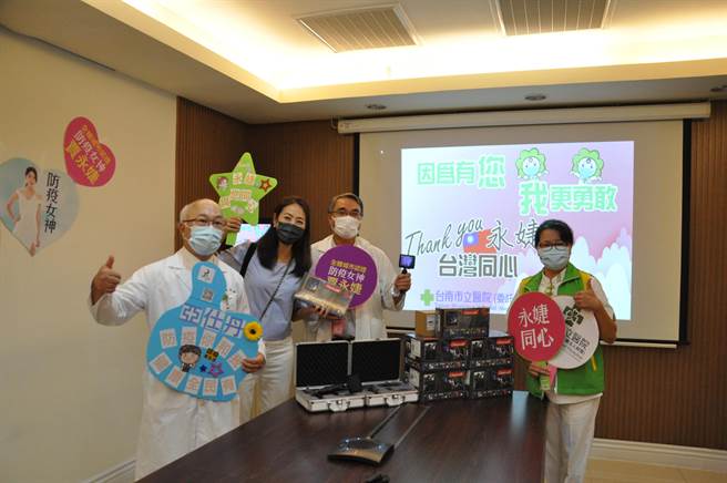被封為國民防疫女神賈永婕（左二）19日下午現身台南市立醫院，捐贈兩種防疫器材各兩套，並為醫療人員加油。（台南市立醫院提供／程炳璋台南傳真）