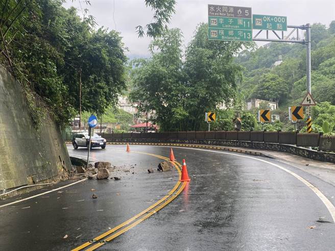 白河警分局关岭所员警已到场以三角锥封闭落石路段。（读者提供／张毓翎台南传真）