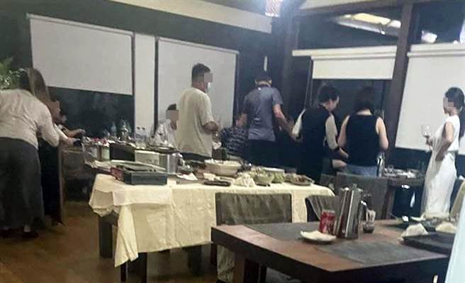 牡丹湾违规群聚用餐，屏县府裁罚15人各10万元。(屏县府提供)