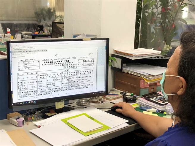 金门县税务局完成课税资料全面扫描建檔，可大幅提升行政效率和服务品质。（金门县税务局提供）