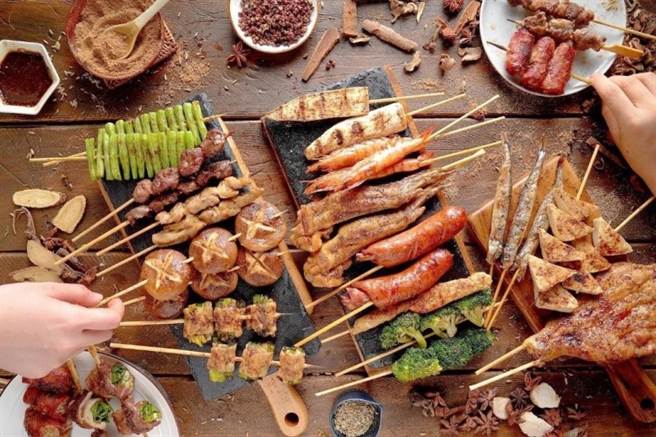 焦糖枫串烧以「红外线无烟烤炉烧烤」，料理逾50多样的新鲜食材。（图/焦糖枫串烧提供）