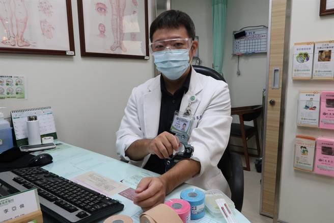 南基醫院醫師李亞倫說，針炙可以緩解運動傷害症狀。（南基醫院提供／廖志晃南投傳真）