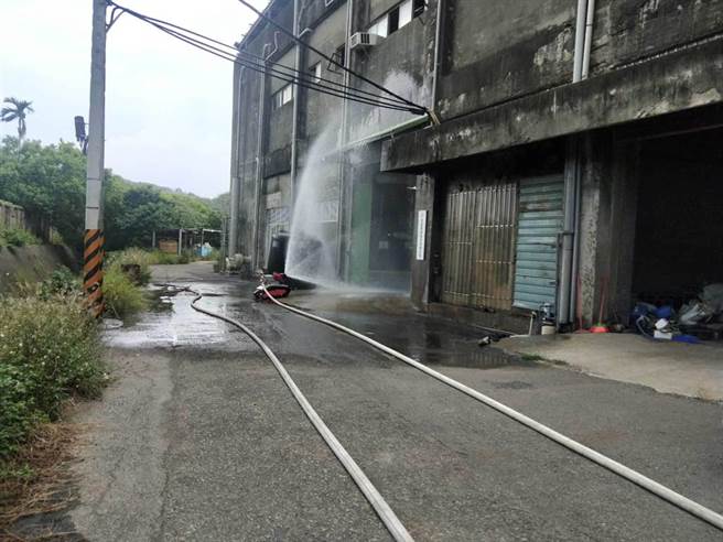 头份市中华路祥越兴业公司19日下午发生氨气瓶爆炸，造成员工1死2伤，消防人员赶往现场布署水线喷洒以稀释氨气浓度。（消防局第3大队提供／谢明俊苗栗传真）
