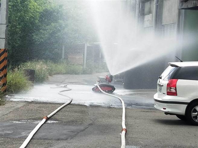 头份市中华路祥越兴业公司19日下午发生氨气瓶爆炸，造成员工1死2伤，消防人员赶往现场布署水线喷洒以稀释氨气浓度。（消防局第3大队提供／谢明俊苗栗传真）
