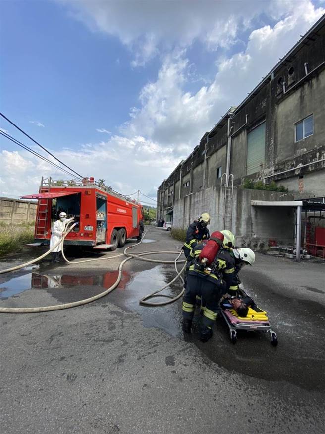 头份市中华路祥越兴业公司19日下午发生氨气瓶爆炸，造成员工1死2伤，消防人员赶往现场布署水线喷洒以稀释氨气浓度。（消防局第3大队提供／谢明俊苗栗传真）
