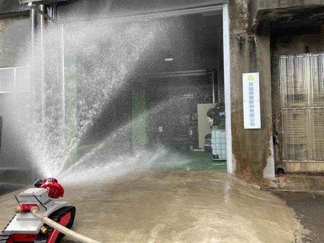 头份市中华路祥越兴业公司19日下午发生氨气瓶爆炸，造成员工1死2伤，消防人员赶往现场布署水线喷洒以稀释氨气浓度。（消防局第3大队提供／谢明俊苗栗传真）
