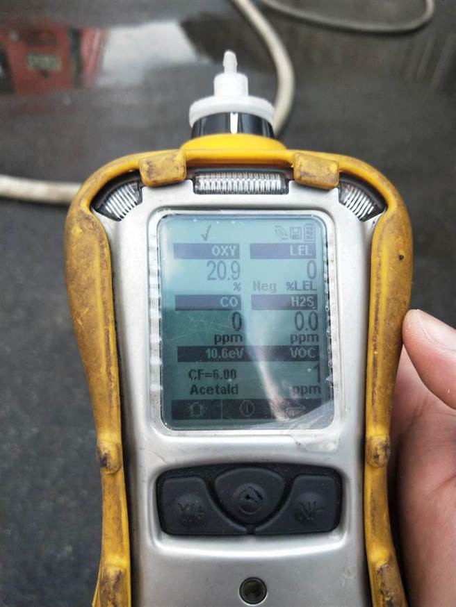 消防人员以侦侧器侦检现场氨气浓度。（消防局第3大队提供／谢明俊苗栗传真）
