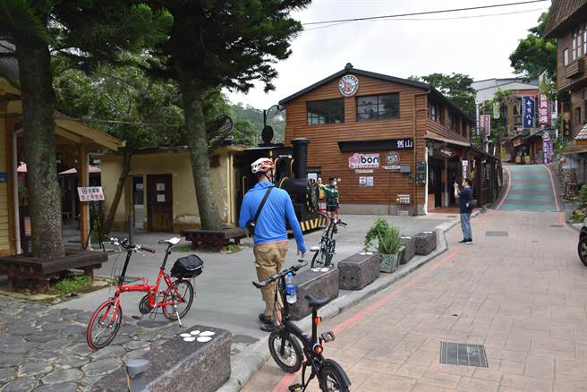 微解封首個周末，三義勝興火車站旅客稀稀落落。（謝明俊攝）