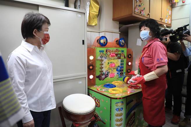 卢秀燕19日视察市立仁爱之家附设日照中心各项环境清消工作。（冯惠宜摄）