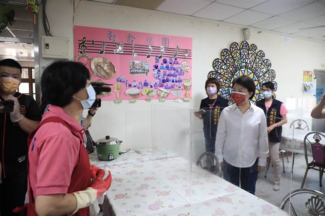 卢秀燕19日视察市立仁爱之家附设日照中心各项环境清消工作。（冯惠宜摄）