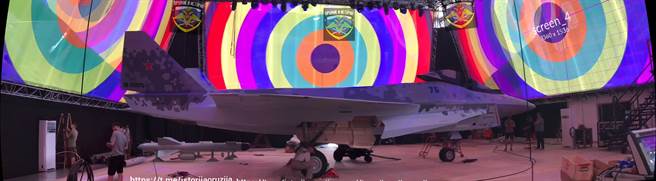 俄国新战机的全尺寸模型，它可能名叫Su-75。(图/Andreas Rupprecht)