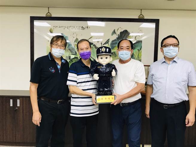 草屯警分局侦查队长萧清福（左二）荣退，警友办事处主任林春松（右二）特别致赠纪念品。（草屯警分局提供／廖志晃南投传真）