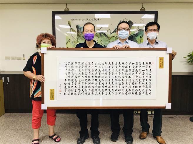 草屯警分局侦查队长萧清福（左二），届龄荣退。（草屯警分局提供／廖志晃南投传真）