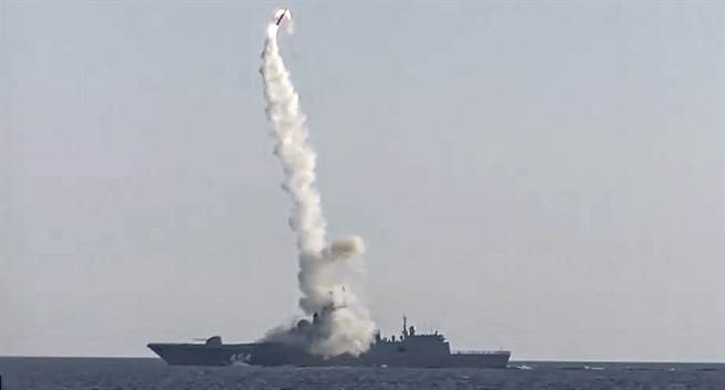 俄罗斯19日成功在「高希柯夫海军上将」号（Admiral Gorshkov）巡防舰上发射「锆石」（Zircon）高超音速巡弋飞弹。（俄罗斯国防部/美联社）