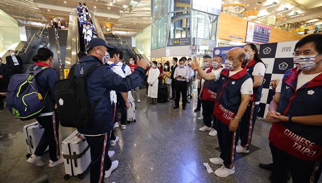 教育部长潘文忠今天在脸书表示，上午与行政院长苏贞昌等人到松山机场送机，为所有台湾之光送上最高的祝福，不料因经济舱事件，脸书瞬间被大批网友灌爆。(图/截自潘文忠脸书)