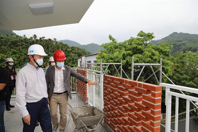 嘉义县长翁章梁今19日视察工程进度，听取赖人硕规画简报，新的教室大楼一定能带给中山国小小朋友新的体验和学习乐趣。（吕妍庭摄）