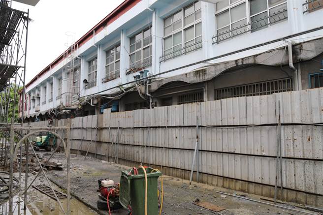 嘉义县长翁章梁今19日视察工程进度，听取赖人硕规画简报，新的教室大楼一定能带给中山国小小朋友新的体验和学习乐趣。（吕妍庭摄）