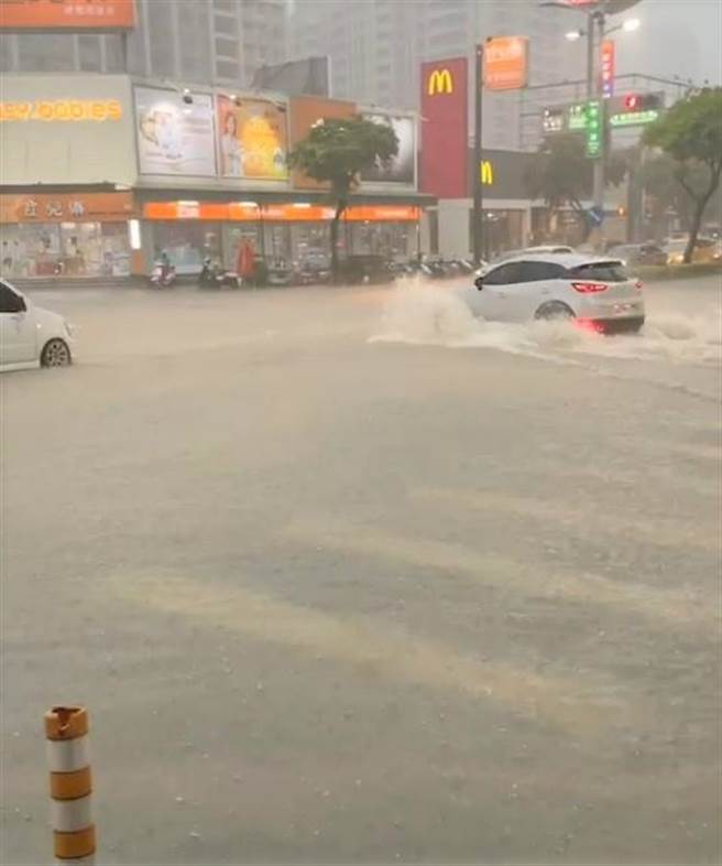 高雄市19日傍晚下了一場豪雨，民眾在澄清路駕駛車輛，涉水而過。（翻攝照片／林瑞益高雄傳真）