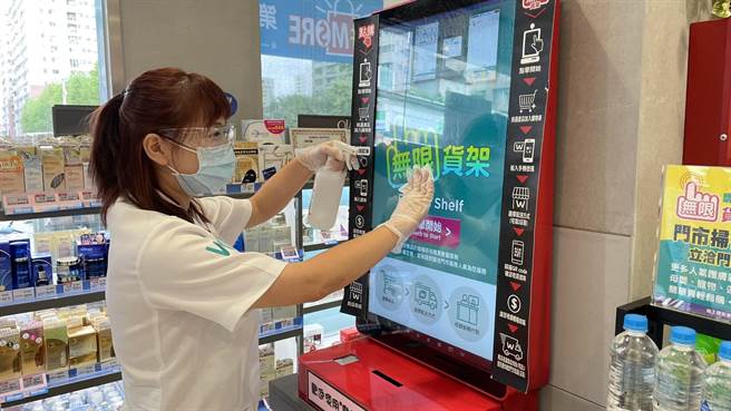 屈臣氏启动「屈动全面防疫」，全面升级门市人员的防疫设备，提供护目镜及口罩、酒精。（屈臣氏提供）