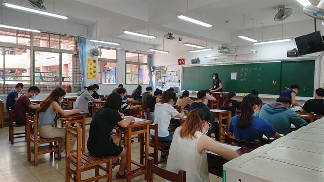 桃园市教育局以防疫考量、避免大规模移动，宣布全面停办高中以下教甄。（蔡依珍摄）