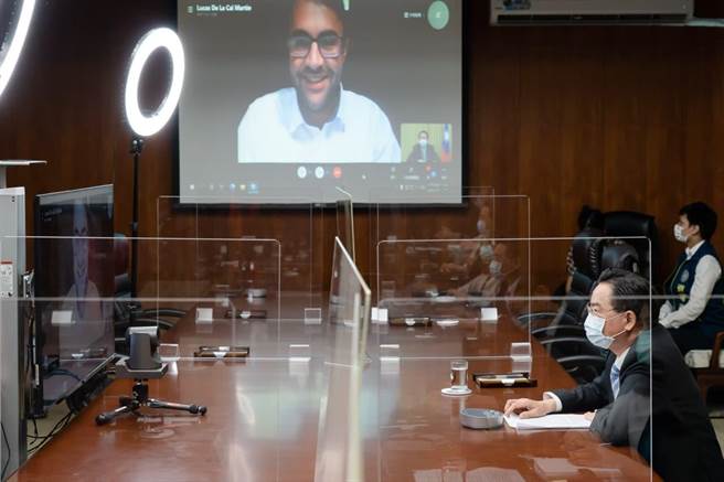 外交部长吴钊燮日前接受西班牙媒体专访。(外交部提供)