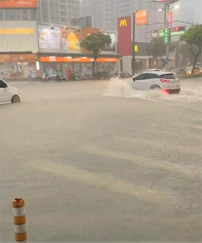 高雄市19日傍晚下了一场豪雨，民眾在澄清路驾驶车辆，涉水而过。（翻摄照片／林瑞益高雄传真）