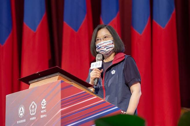 台灣國家隊傳出選手坐經濟艙、住三星房，領隊官員坐商務艙、住四星房差別待遇，這番「寒酸」話傳回台灣，總統蔡英文、行政院長蘇貞昌為四年前承諾「選手坐商務艙」食言而肥表達歉意。（總統府資料照片）