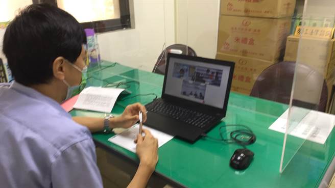 桃园市劳动局为协助劳工度过难关，只要劳工因疫情遭解聘、无法申请失业给付，经劳资争议调解后，每人补助1万元。（蔡依珍摄）