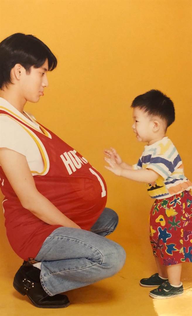王力宏（左）与2岁时的林亭翰一起玩。（青田音乐提供）