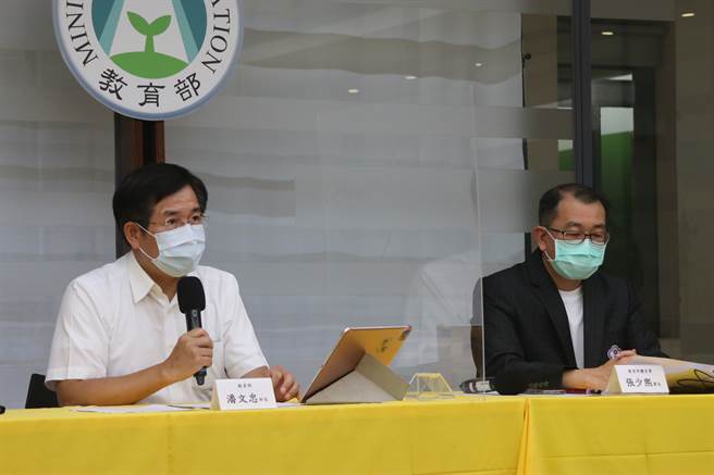 東奧選手搭經濟艙引發爭議，教育部長潘文忠及體育署長張少熙晚間開記者會說明始末。(教育部提供)