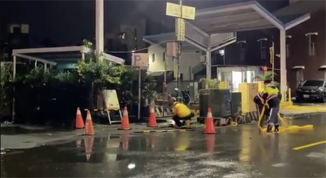 高市議員李雅靜透過臉書直播表示，現場因電線裸露又大雨積水而發生漏電，導致民眾疑似觸電失去生命跡象，目前已送醫搶救中。（柯宗緯翻攝）