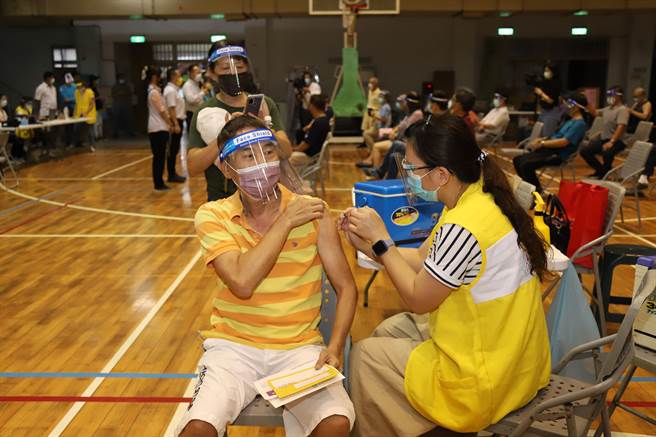 为服务上班族，嘉义县首波夜间接种站于今19日晚间6点开打，截至目前已有531人预约。（嘉义县政府提供∕吕妍庭嘉义传真）