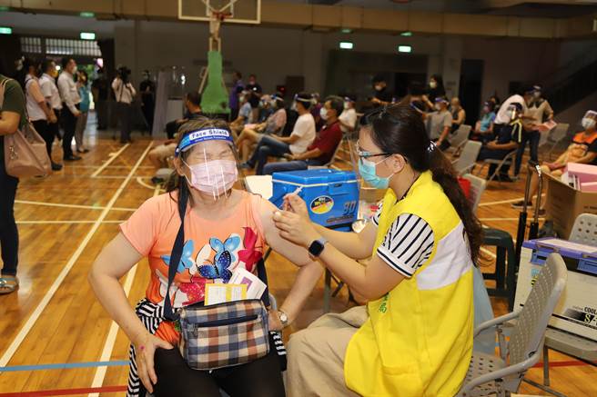 为服务上班族，嘉义县首波夜间接种站于今19日晚间6点开打，截至目前已有531人预约。（嘉义县政府提供∕吕妍庭嘉义传真）