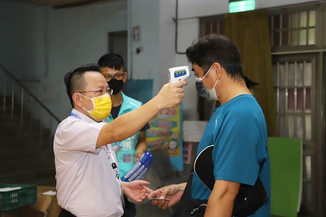 为服务上班族，嘉义县首波夜间接种站于今19日晚间6点开打，截至目前已有531人预约。（嘉义县政府提供∕吕妍庭嘉义传真）