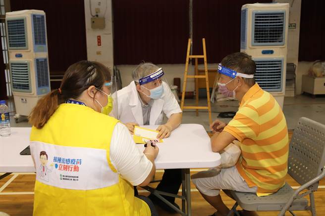 为服务上班族，嘉义县首波夜间接种站于今19日晚间6点开打，截至目前已有531人预约。（嘉义县政府提供∕吕妍庭嘉义传真）