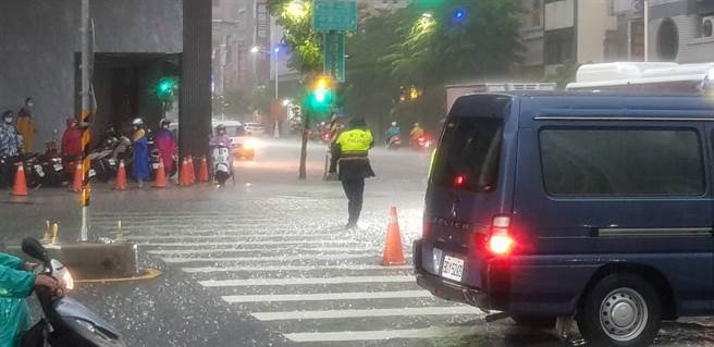 图片为三民区自由路口。（图：高雄水利局提供）